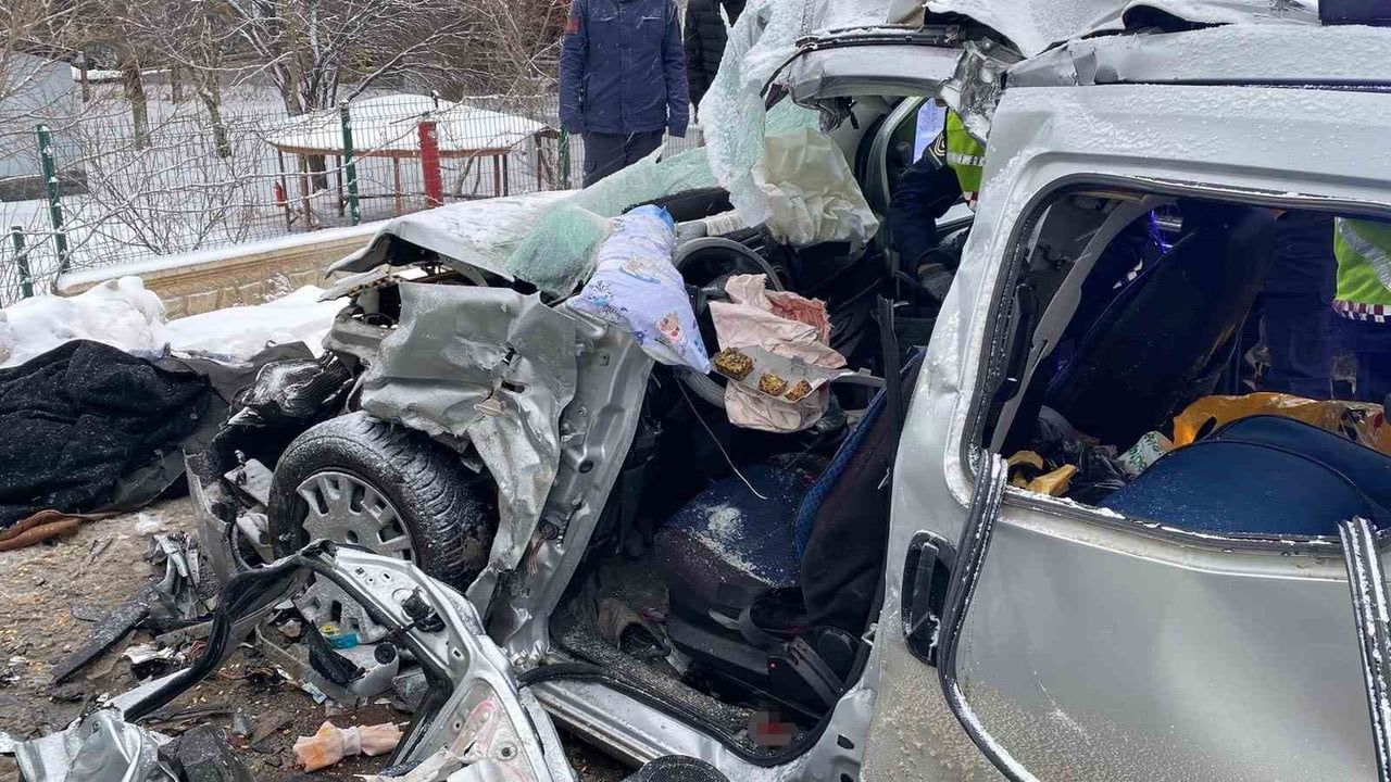 Elazığ'da kar ve buzlanma kaynaklı kaza: Çift yaşamını yitirdi