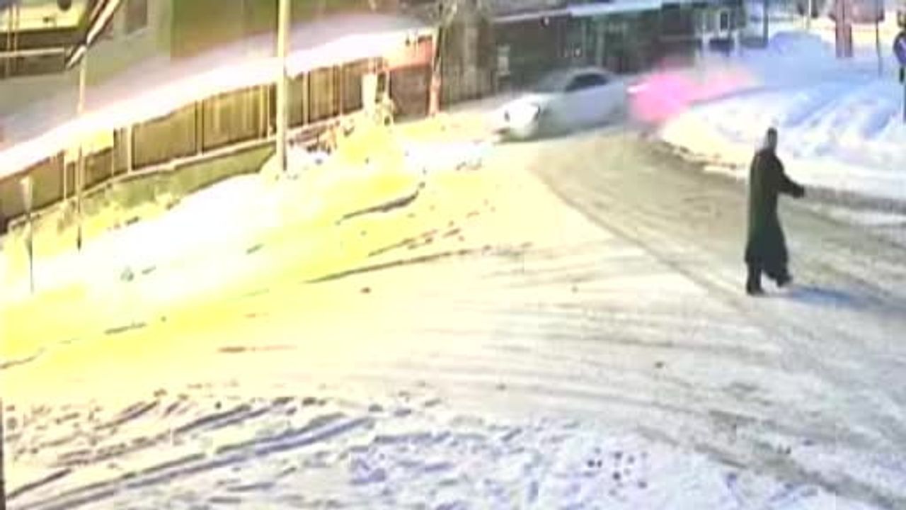 Elazığ'da kar ve buzlanma nedeniyle araç refüje çıktı — Yaralanan yok