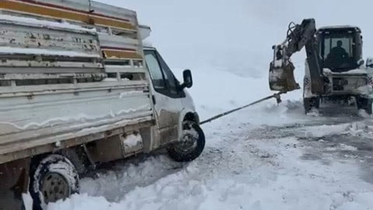 Elazığ'da kar yağışı sonrası şarampole düşen pikap kurtarıldı