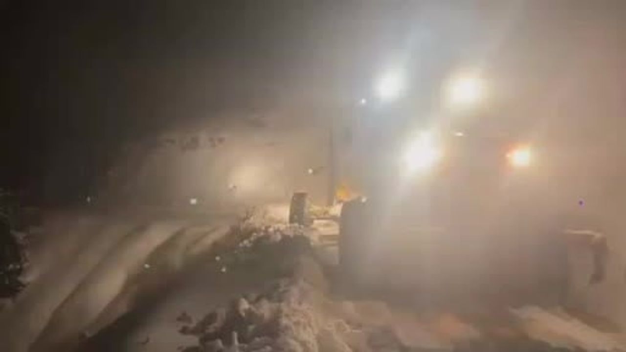 Elazığ'da kar yolları kapattı, İl Özel İdaresi mahsur aracı kurtardı