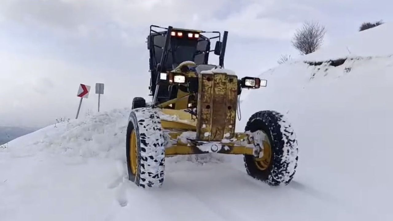 Elazığ'da karla mücadele: 310 köy yolunda çalışmalar devam ediyor