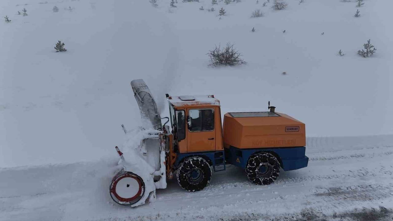 Elazığ'da karla mücadele: 8 köy yolunda çalışmalar sürüyor