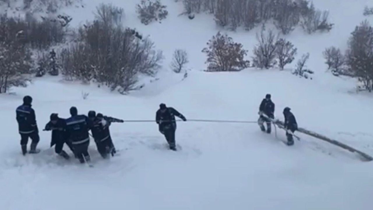 Elazığ'da Karla Mücadele: Fırat EDAŞ Ekipleri Arızalara Karşı Sahada