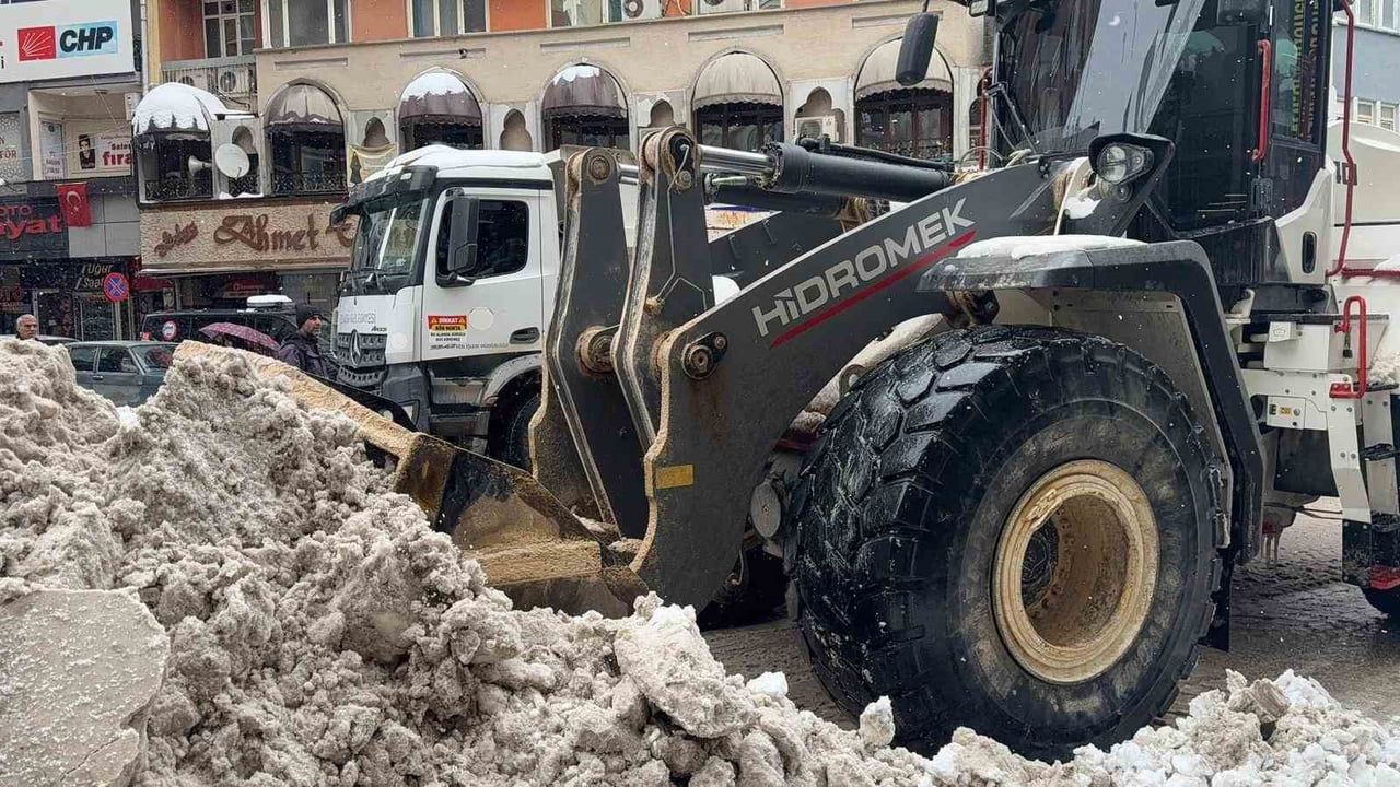 Elazığ’da karla mücadele hızlandı: Fen İşleri ekipleri ana arterlerde temizlik yapıyor