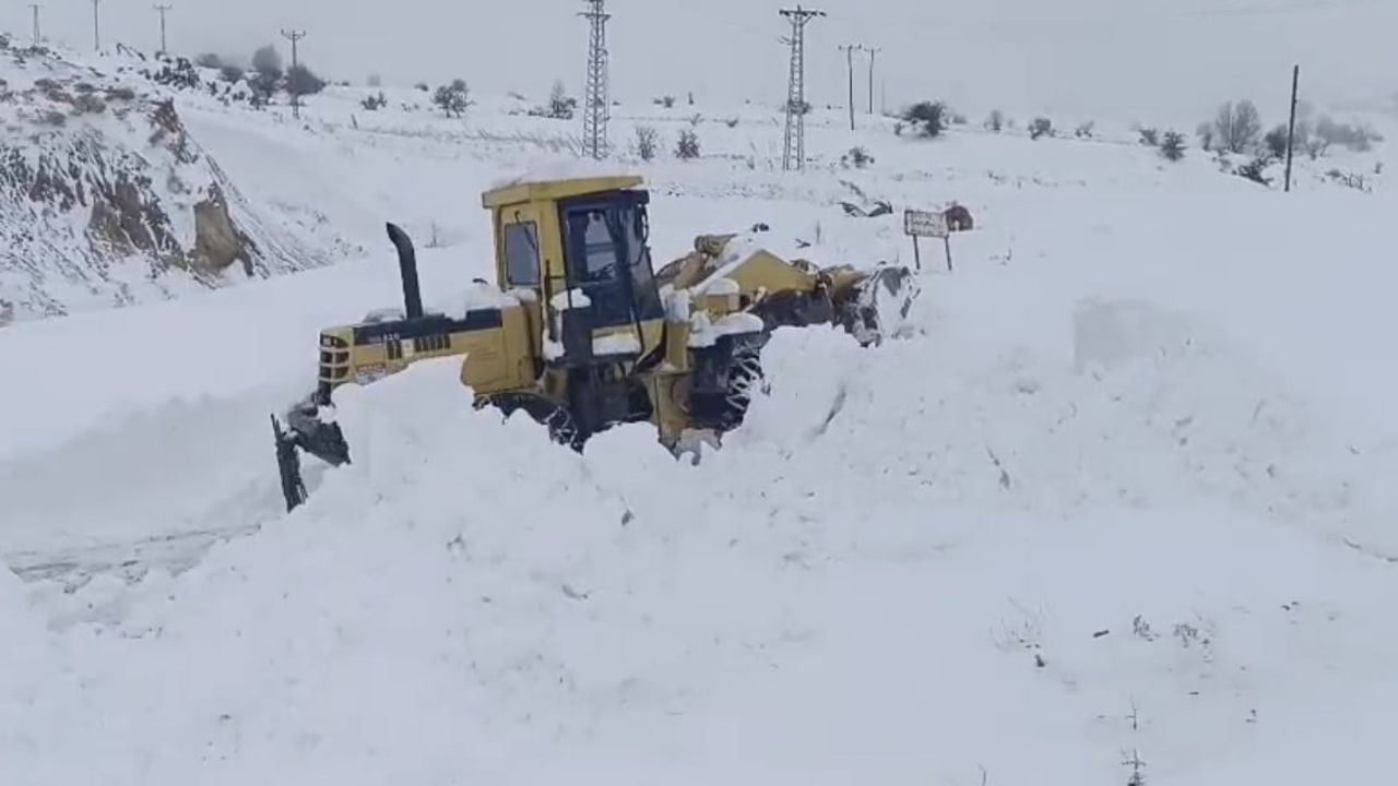 Elazığ'da karla mücadelede: 130 köy yolu açıldı, 207'sinde çalışmalar sürüyor