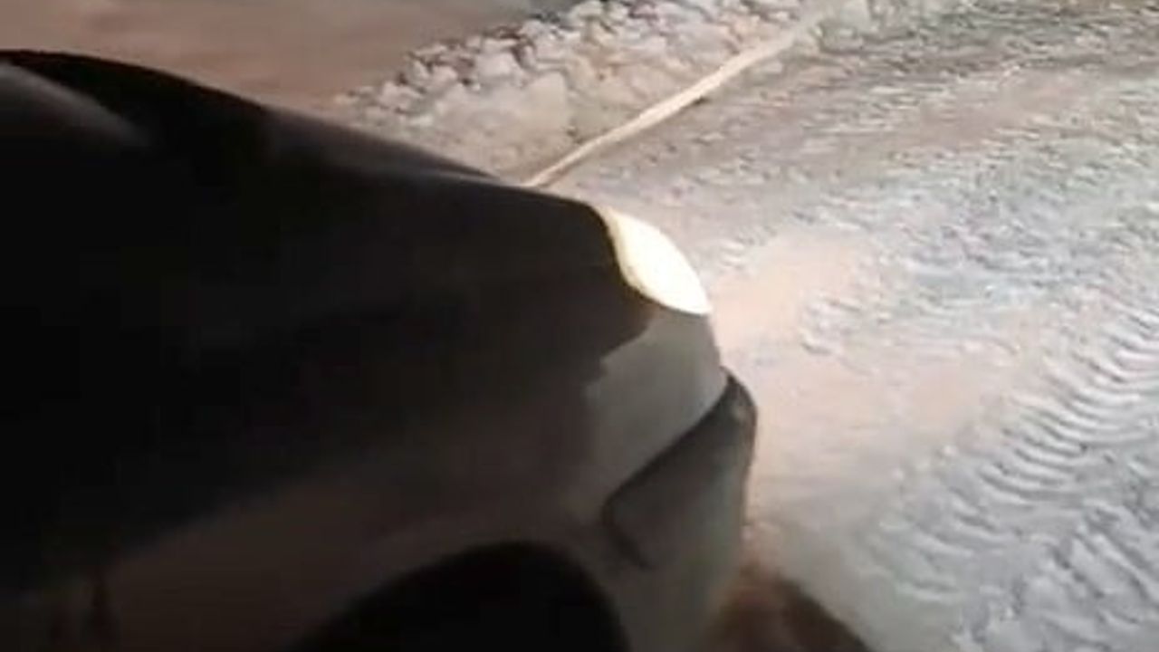 Elazığ'da mahsur kalan araç İl Özel İdaresi tarafından kurtarıldı