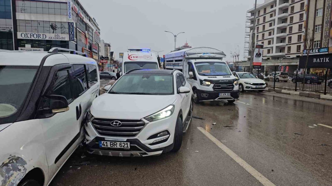 Elazığ'da Malatya Caddesi'nde otomobil ile taksi çarpıştı: 1 yaralı