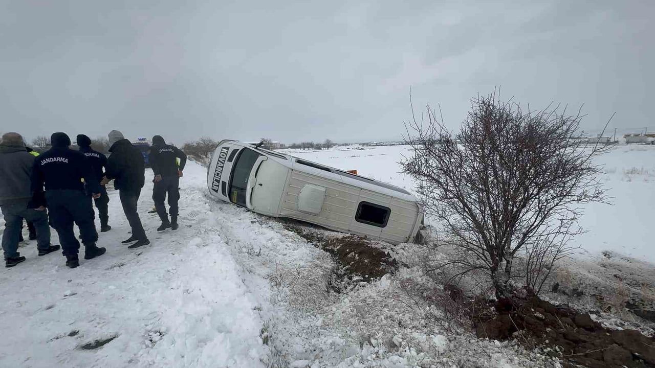 Elazığ'da minibüs şarampole devrildi: 9 yaralı