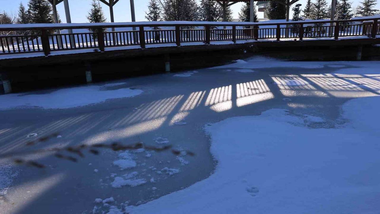 Elazığ'da Sıcaklık Eksi 13: Kültür Park'ta Süs Havuzları Dondu