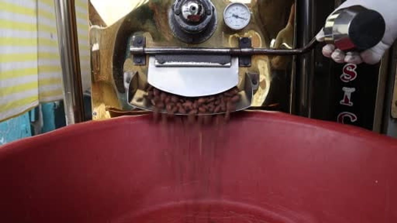 Elazığ'da Türk kahveli badem şekeri seri üretime geçti