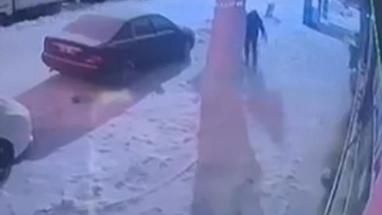 Elazığ'da üç kişinin kardan adama saldırısı güvenlik kamerasında