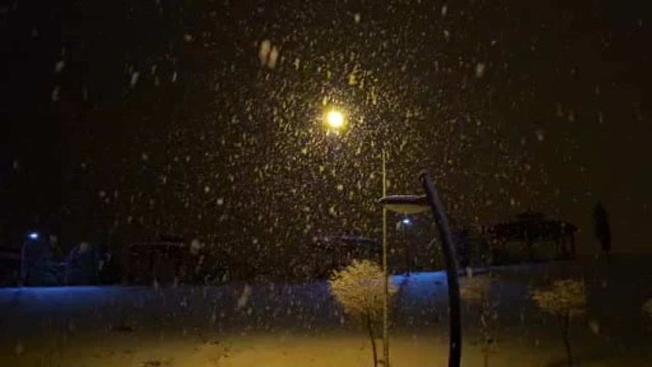 Elazığ'da yoğun kar: 4 bin yıllık Harput beyaza büründü