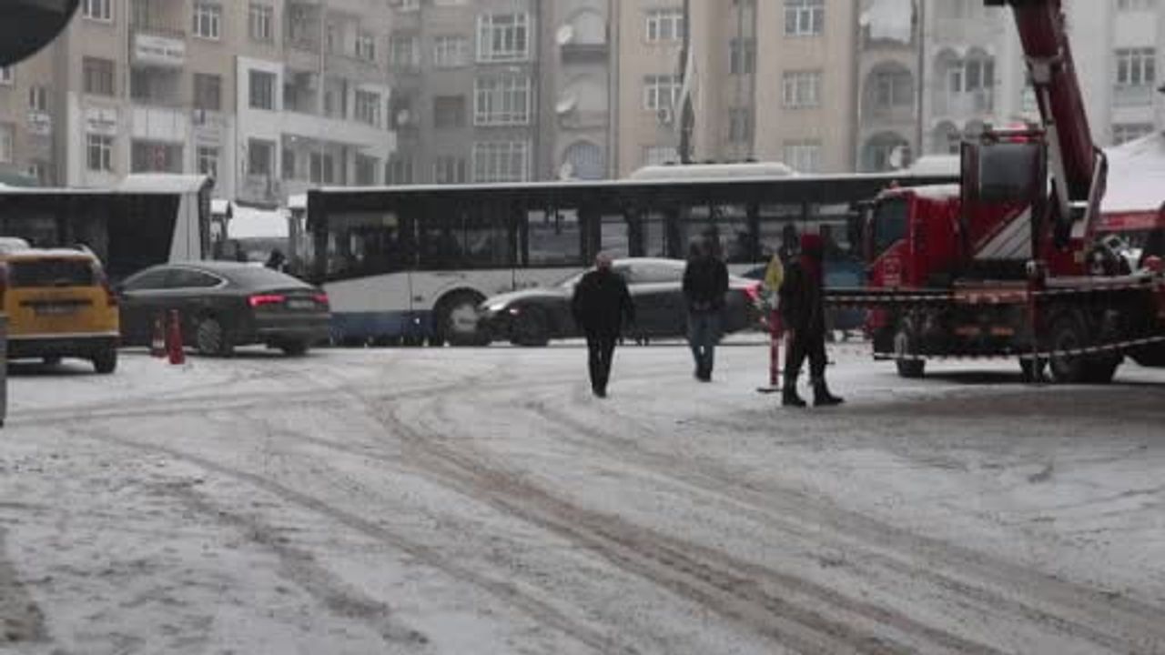 Elazığ'da Yoğun Kar Başladı: Kent Kısa Sürede Beyaza Büründü