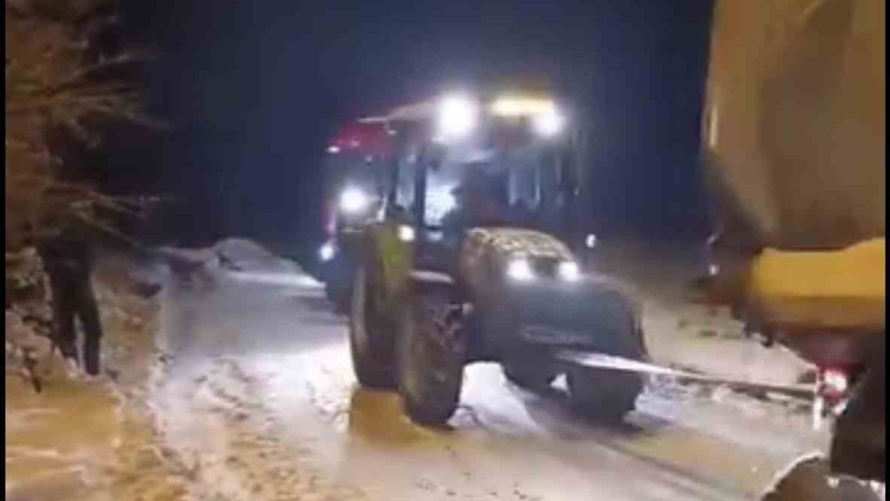 Elazığ’da yolda kalan tır konvoyla kurtarıldı