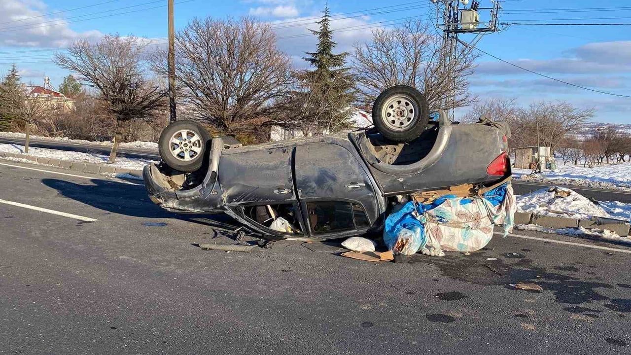 Elazığ-Hankendi yolunda pikap takla attı: 3 kişi yaralandı
