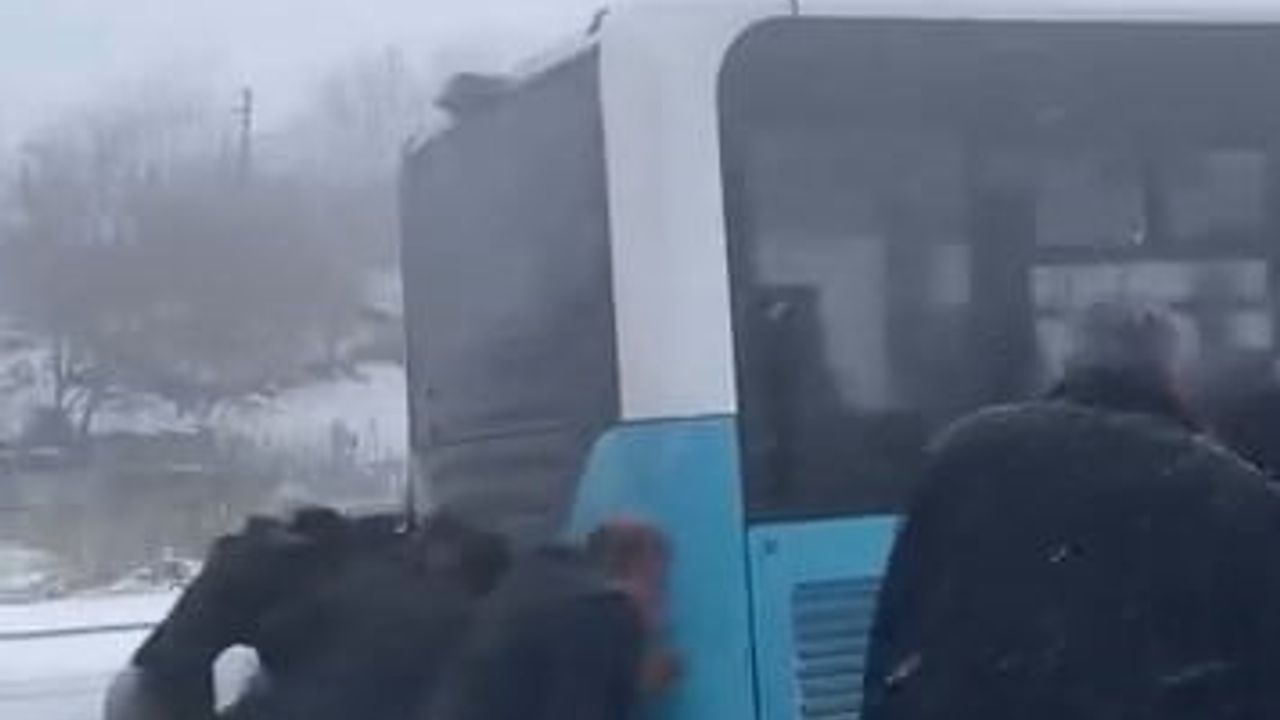 Elazığ'ın Palu ilçesinde yolda kalan otobüs vatandaşların yardımıyla kurtarıldı