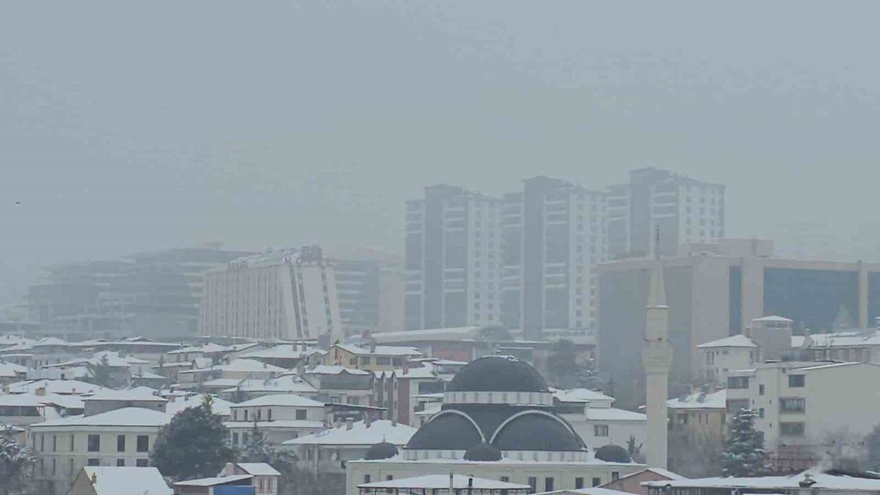 Elazığ'ın yüksek kesimlerinde sis etkili oldu, görüş 10 metreye düştü