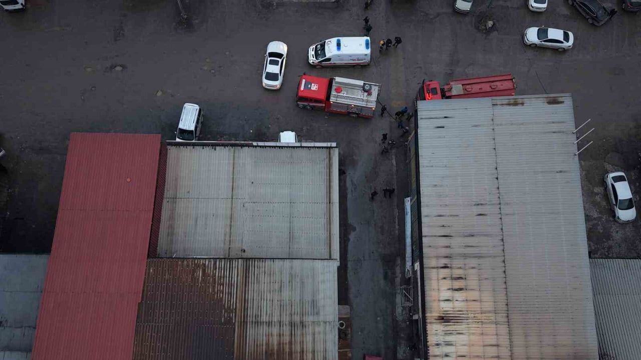 Elazığ Sanayi Sitesi'nde oto tamircide çıkan yangın söndürüldü