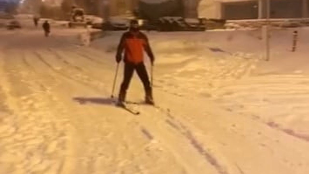 Elazığ sokaklarında kayak yapan vatandaş