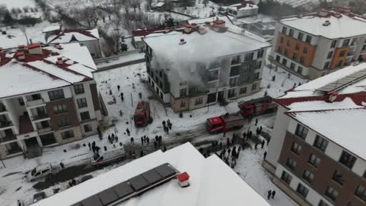 Elazığ Yurtbaşı'nda daire yangını: 11 kişi karbonmonoksitten etkilendi