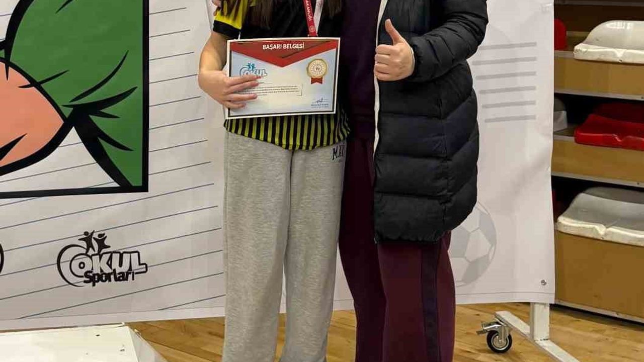 Elazığlı öğrenciler bilek güreşinde üç madalya kazandı