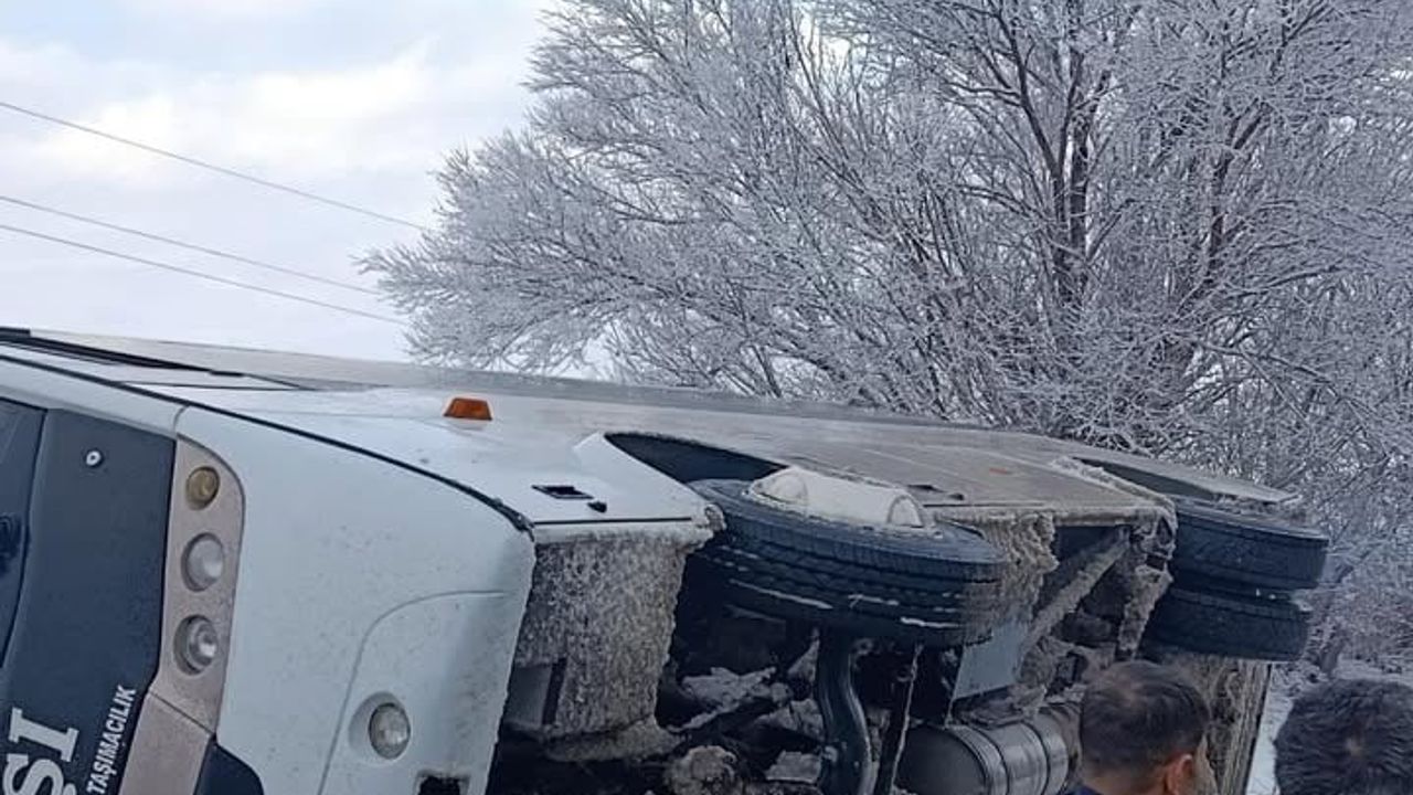 Elbistan-Çoğulhan karayolunda işçi servisi devrildi: 23 kişi yaralanmadı