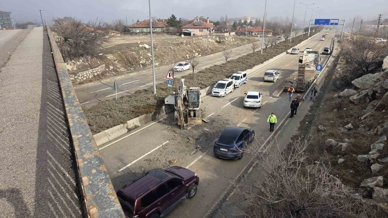 Elmadağ'da tırın dorsesindeki kepçe köprüye çarparak yola düştü