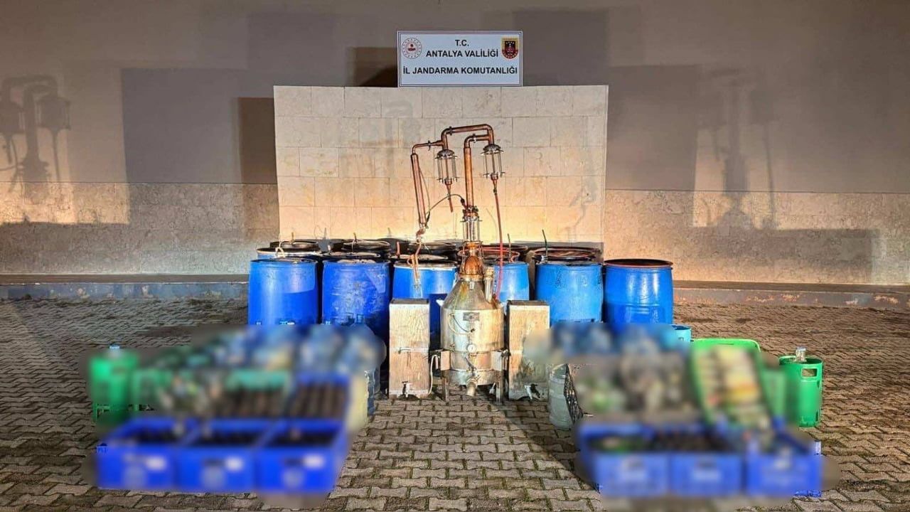 Elmalı'da 3 bin 750 litre kaçak ve sahte alkol ele geçirildi