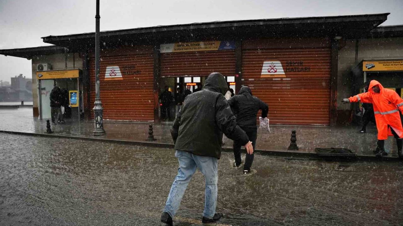 Eminönü'nde sağanak su baskını