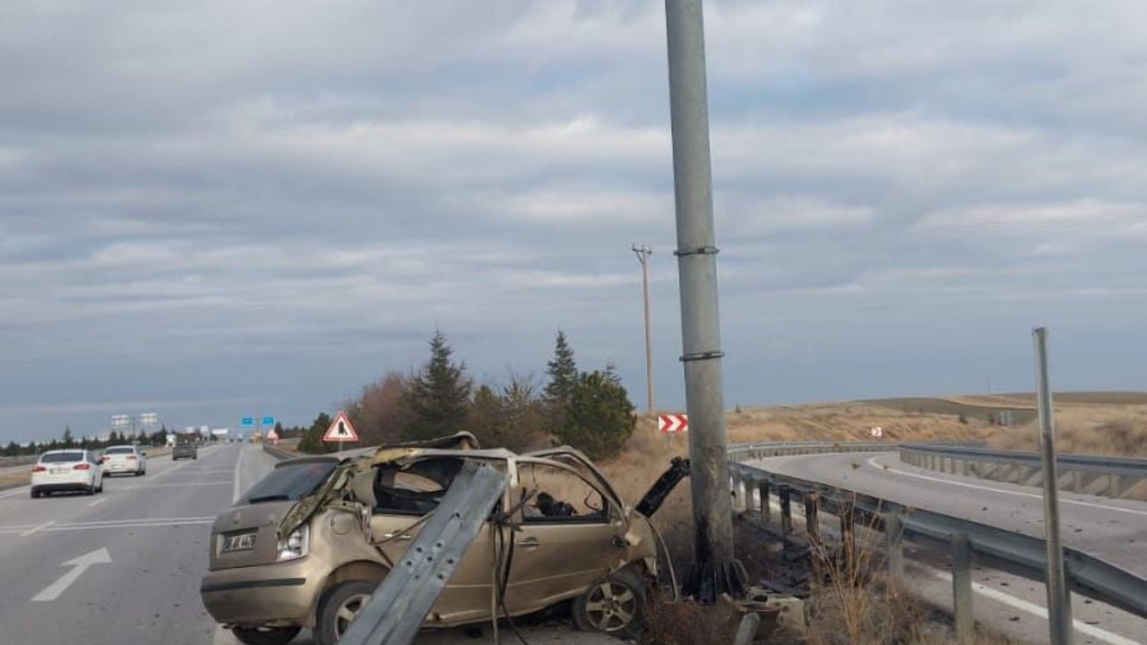 Emirdağ'da bariyerlere çarpıp beton direğe saplanan otomobilin sürücüsü yaralandı