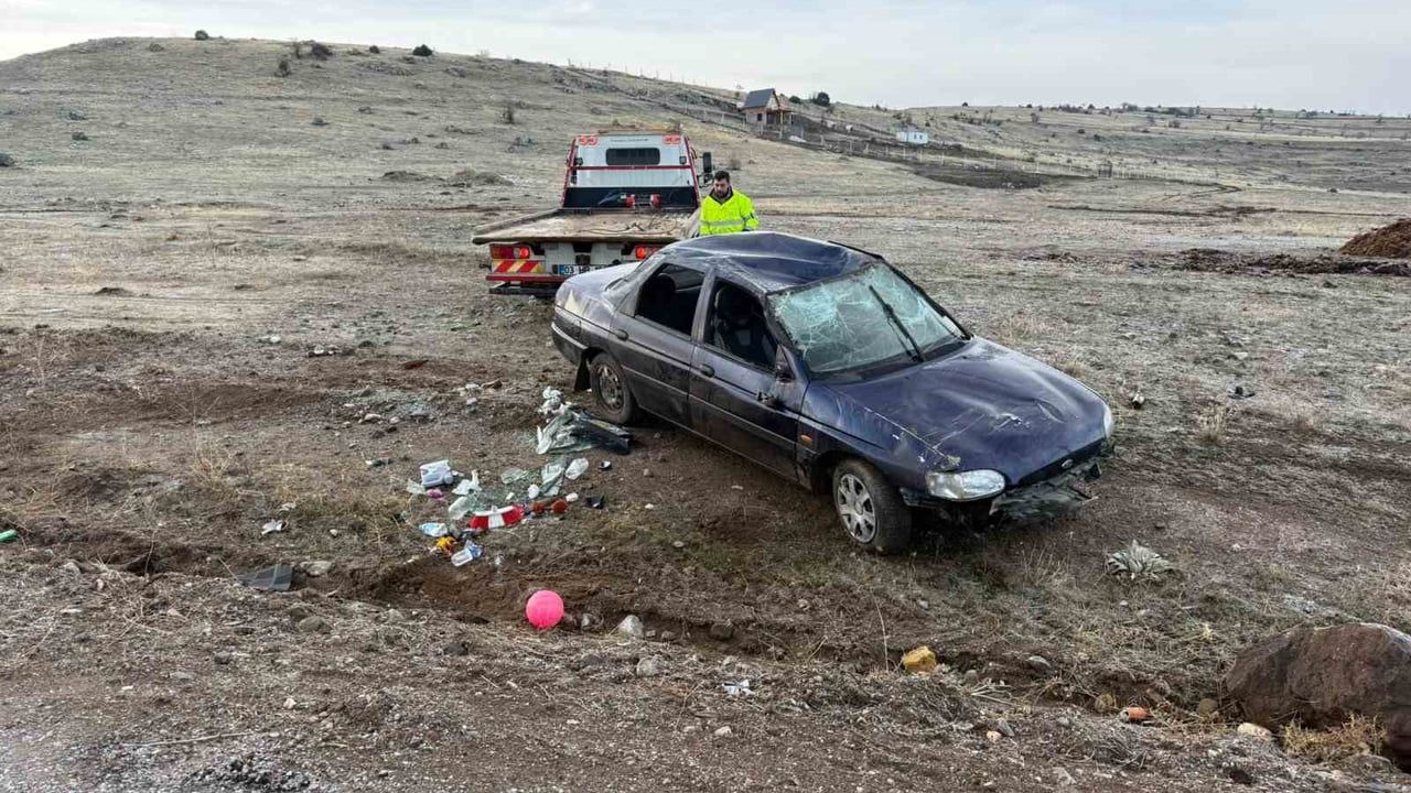 Emirdağ'da takla atan otomobil şarampole devrildi: 2 yaralı