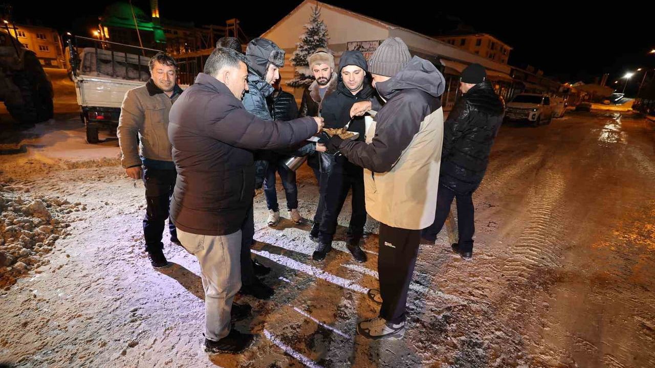 Emrullah Akpunar'dan Aziziye kar ekiplerine gece tatlı sürprizi