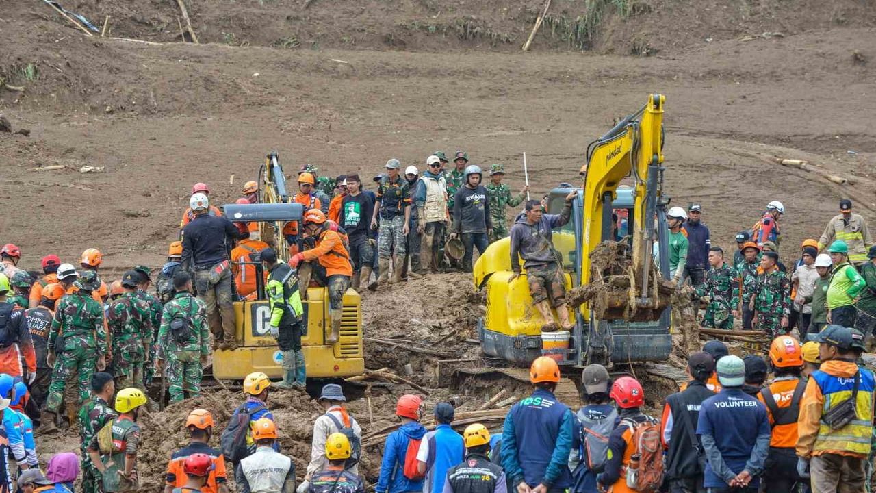 Endonezya'da Cisarua'daki toprak kaymasında can kaybı 25'e yükseldi