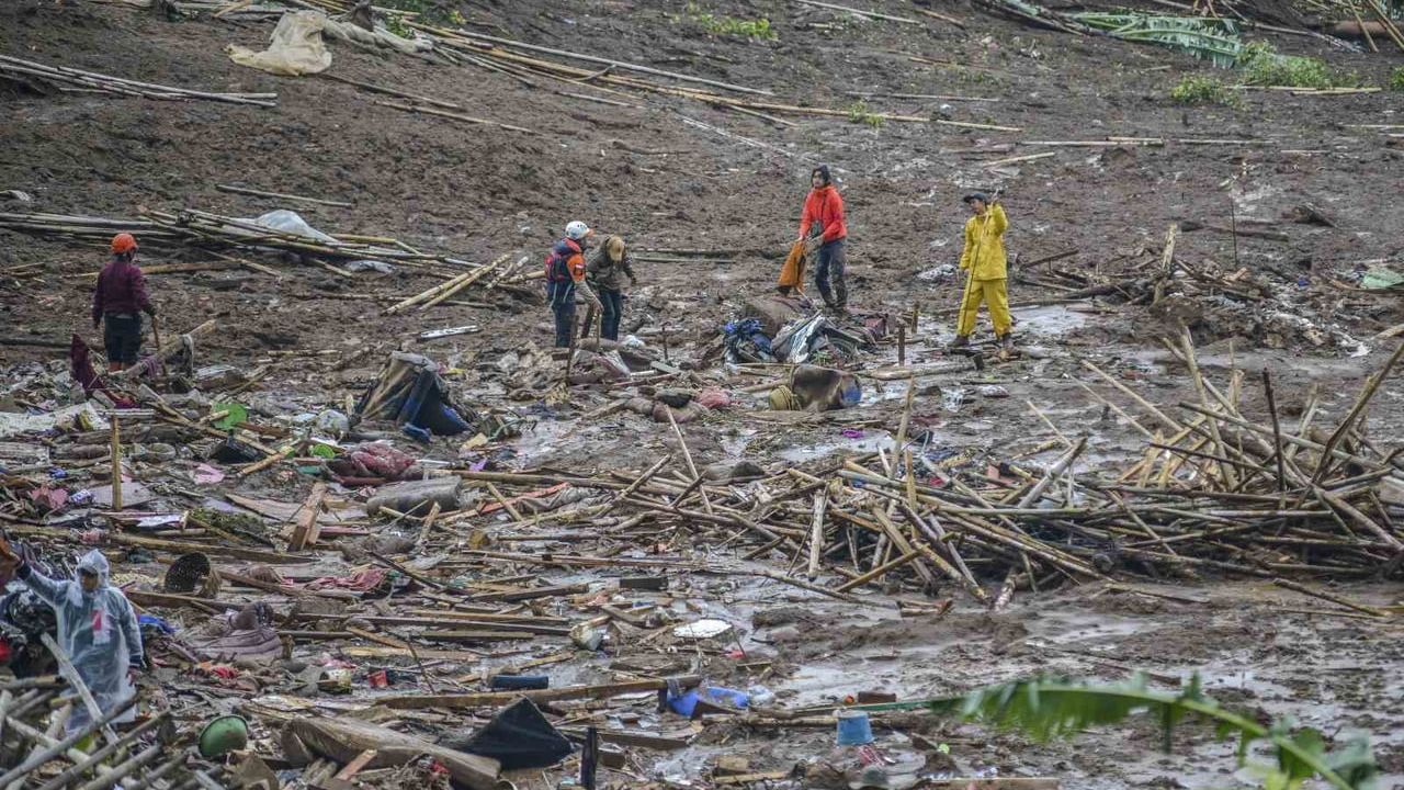 Endonezya'da heyelanda can kaybı 16'ya çıktı