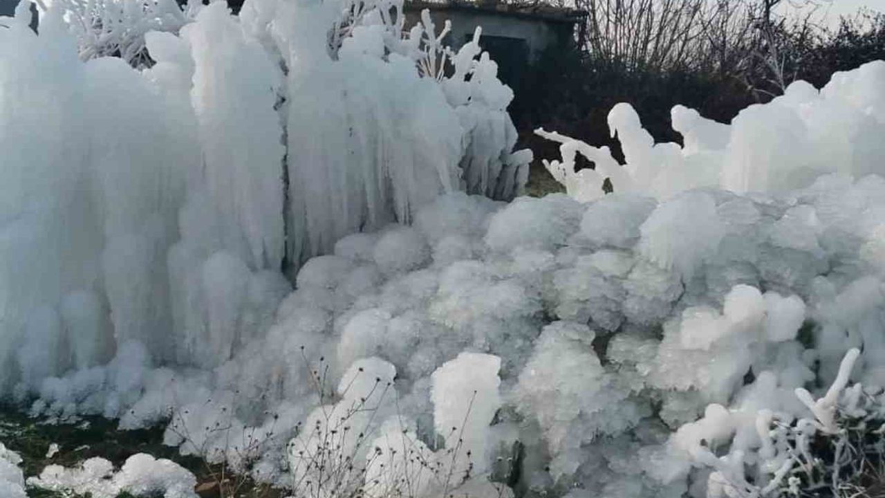 Enez'de patlayan borulardan fışkıran su anında dondu, sokaklar buzulları andırdı