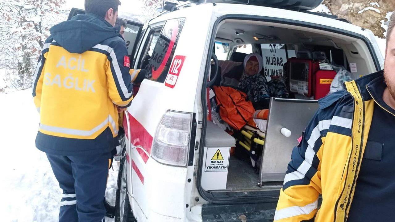Erbaa'da 90 yaşındaki hastaya ulaşmak için karla mücadele yapıldı