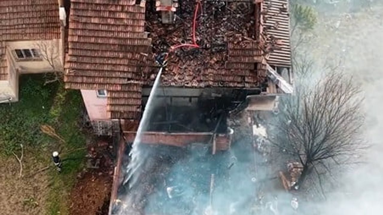 Erbaa'da ahır yangını iki katlı evin çatısına sıçradı