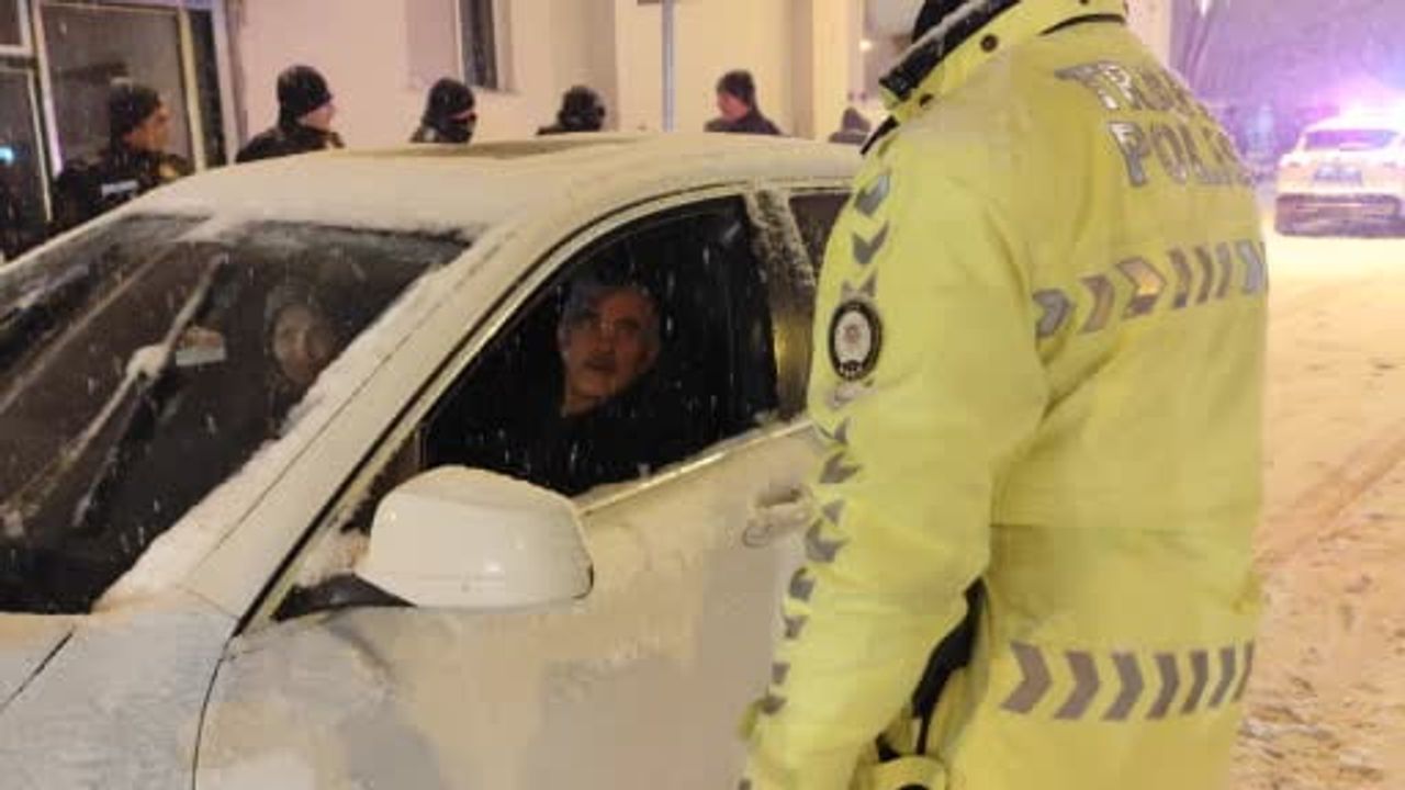 Erciş Kaymakamı Karaloğlu'ndan güvenlik ve itfaiye personeline yeni yıl ziyareti