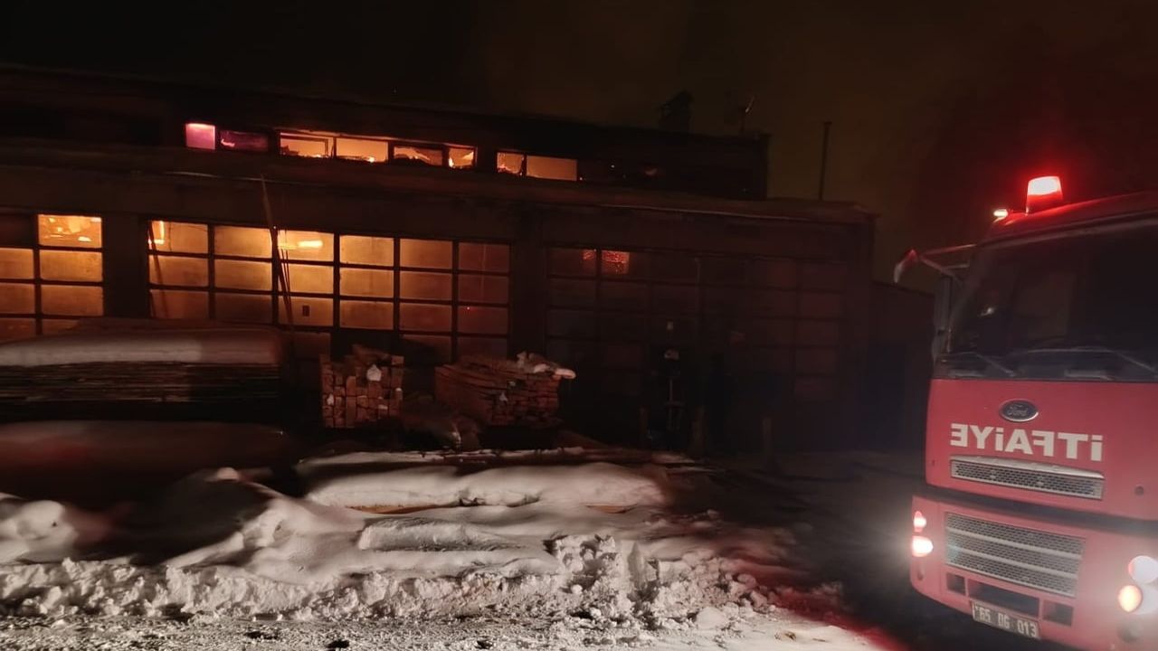Erciş'te marangoz atölyesinde yangın — İtfaiye 2 saat müdahale etti