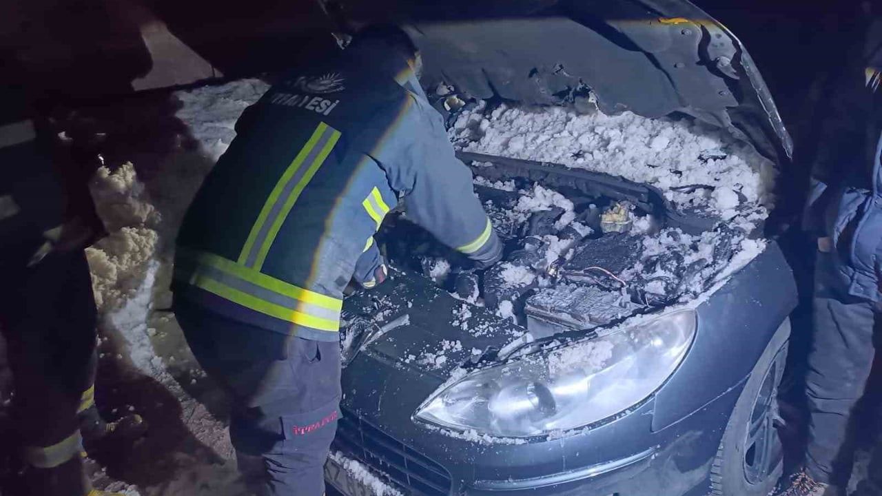 Erciş’te seyir halindeki otomobilin motoru yandı; sürücü karla müdahale etti
