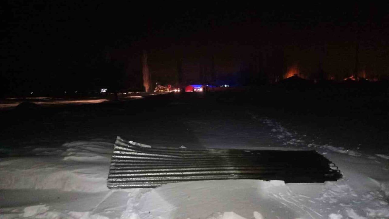 Erciş'te üç ayrı yangın—ev, ahır ve tandır evi zarar gördü