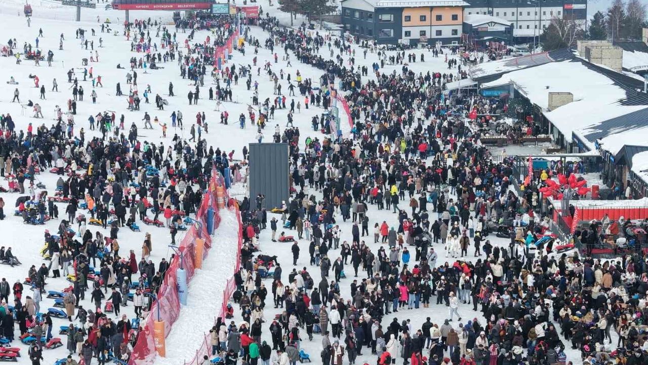 Erciyes Kayak Merkezi hafta sonunda 320 bin kişiyi ağırladı