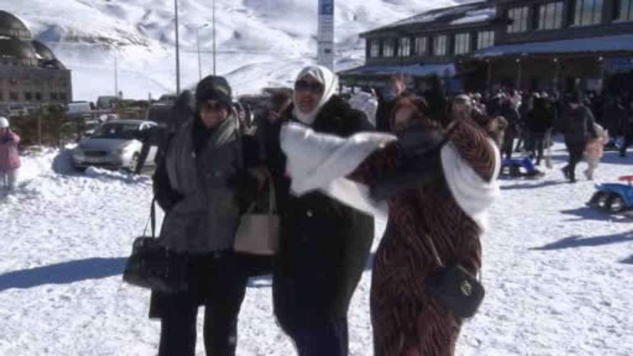 Erciyes’te Hafta Sonu Yoğunluğu: Binlerce Turist Dağda Kayak Keyfi