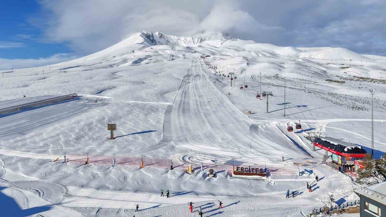 Erciyes’te kar yağışı kartpostallık görüntüler oluşturdu