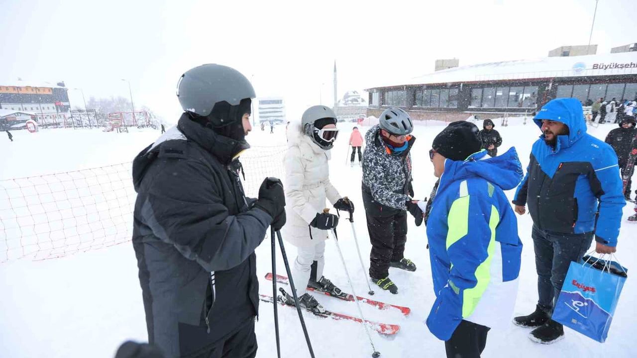 Erciyes’te kış sezonu yoğun ilgi: Başkan Büyükkılıç ziyaret etti