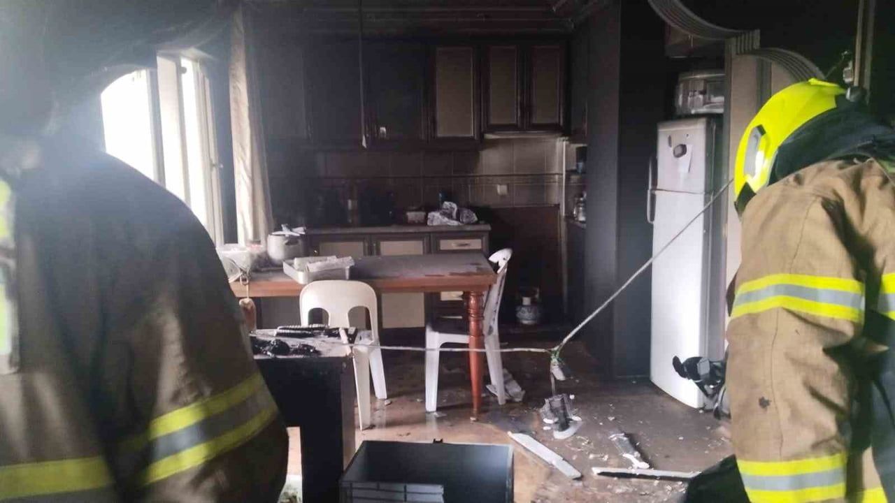 Erdek'te apartman dairesinde çıkan yangın itfaiye tarafından söndürüldü
