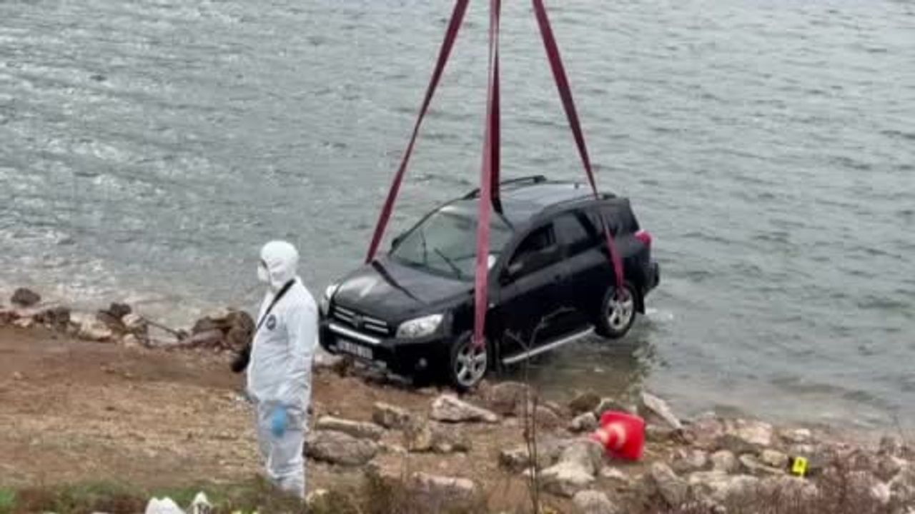 Erdek'te Elif Kumal'a ait araç gölden çıkarıldı