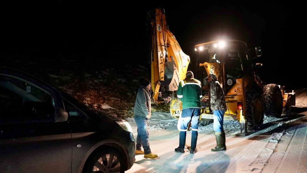 Erdemli'de kar ve buzda mahsur kalan 2 kişi kurtarıldı