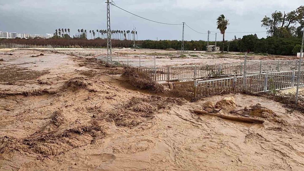 Erdemli’de kuvvetli yağış sel ve hasara yol açtı