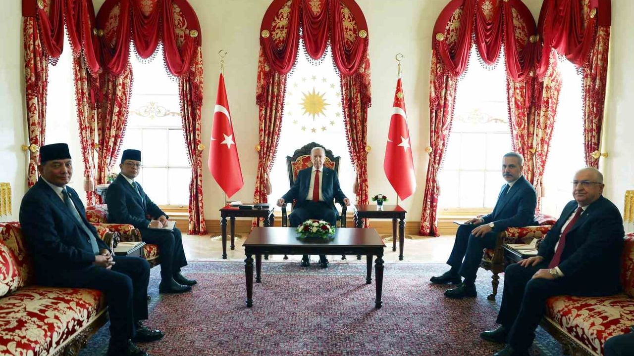 Erdoğan, Endonezyalı Dışişleri ve Savunma Bakanlarını Dolmabahçe'de Kabul Etti